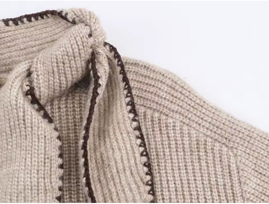 Ribgebreide trui met uniek sjaal-detail
