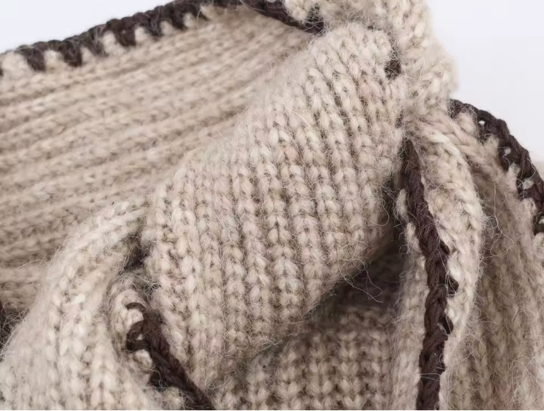 Ribgebreide trui met uniek sjaal-detail