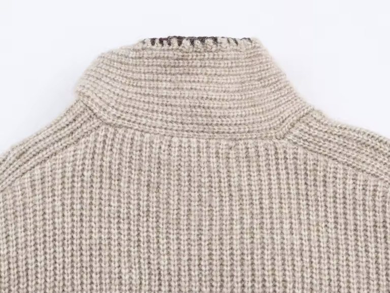 Ribgebreide trui met uniek sjaal-detail