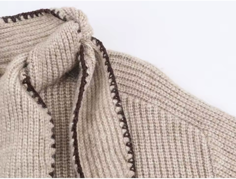 Ribgebreide trui met uniek sjaal-detail